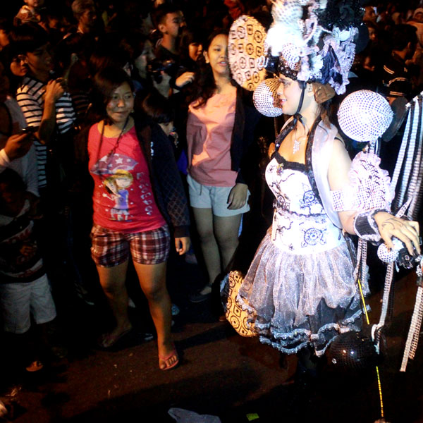 Tak_ada_jarak_antara_penonton_dan_peserta_carnival.jpg